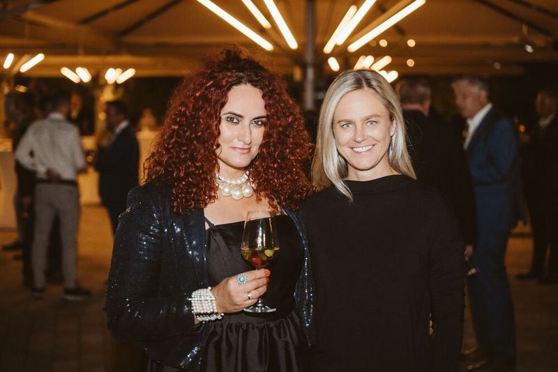 .Besa Agaj (IT-BUSINESS) und Sylvia Scherer freuen sich über ein Wiedersehen bei REINER SCT (Bild: REINER SCT)