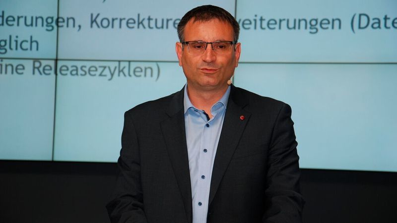 Markus König, DAT, zeigte, welche Möglichkeiten die Online-Version des Reparaturhandbuchs Caravan des CIVD bietet. (Wenz|Fahrzeug+Karosserie)