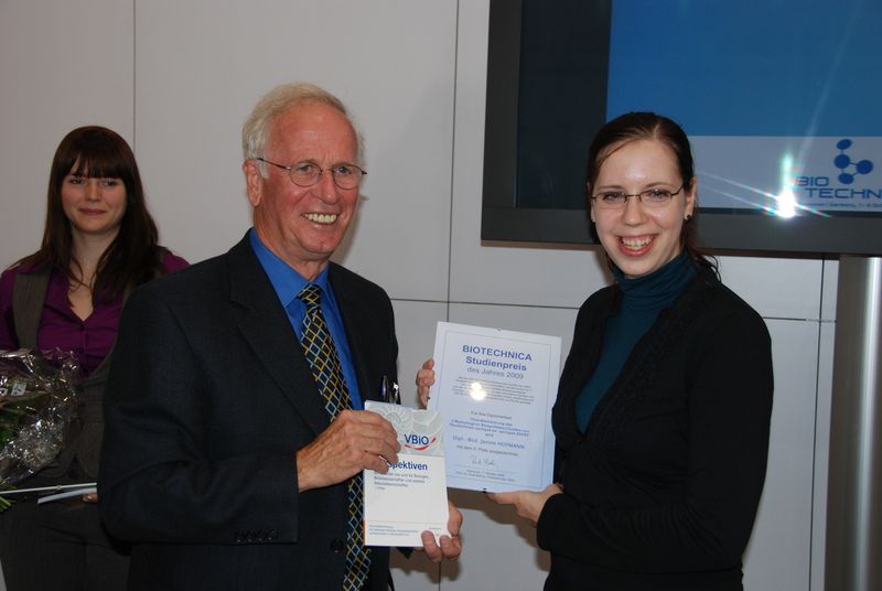 Janine Hofmann erhält die Urkunde über den zweiten Platz beim Biotechnica Studienpreis. (Archiv: Vogel Business Media)