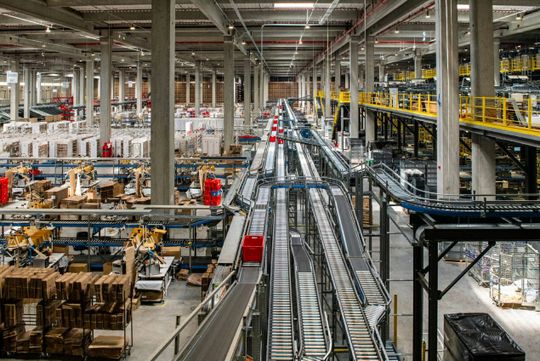 (eMAG eröffnete am 7. November 2022 sein vollautomatisiertes Lager in der Nähe von Bukarest. (Bild: eMAG))