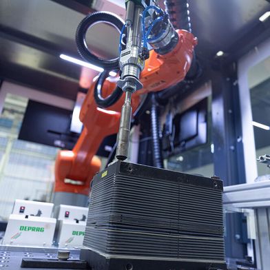 Um Elektrolyseure für die Wasserstoffgewinnung in Zukunft massenhaft herstellen zu können, damit sie günstiger werden, wurden gleich mehrere Projekte durchgeführt. Automatisierung und Robotik sowie KI-Methoden heißen die Werkzeuge für diese vielversprechende Arbeit ...  (Bild: Fraunhofer IPA)