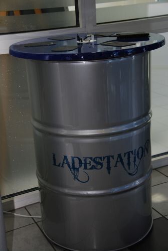 ...die von den Mitarbeitern entworfene Ladestation....  (Wenz)