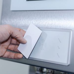 Mittlerweile gibt es integrierte RFID-Reader für die schnelle und sichere Zugriffskon­trolle auf HMI-Systeme auch für den Einsatz im Ex-Bereich.(Bild:  R. Stahl)