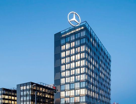 Wenn es mit den Plänen für eine neue Homeoffice-Regelung bei Mercedes-Benz klappt, dann werden bald wieder viele Fenster der Büros vier Tage die Woche beleuchtet sein, wenn es dunkel ist ...(Bild:  Mercedes-Benz)