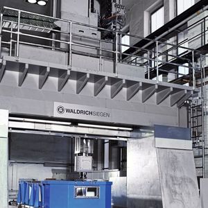 Die Betonständer der Maschine überzeugen mit zweifach höheren Dämpfungseigenschaften gegenüber Guss.(Bild:  Waldrich Siegen Werkzeugmaschinen GmbH)