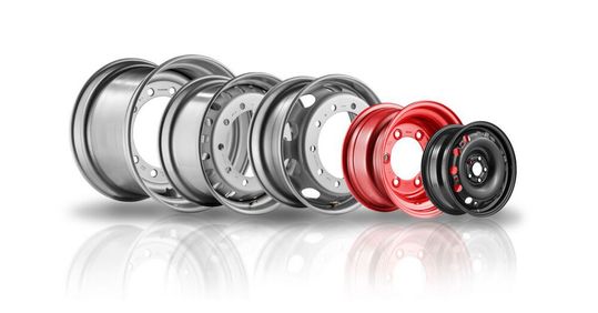 Accuride ist ein Hersteller von Fahrzeugrädern. Hier einige Produktbeispiele. Jetzt setzt das Unternehmen bei der Fertigung von Lkw-Rädern auf den emissionsfreien Stahl Bluemint Steel von Thyssenkrupp. Erfahren Sie hier, was das für Vorteile mit sich bringt.(Bild:  Accuride)