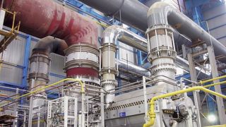 Erster betriebsbereiter Kompressorstrang in der Anlage Wuhan: Die beiden Verdichter in jedem Strang arbeiten in Tandemanordnung. Dabei leitet der größere Verdichter Gas durch den kleineren, um den Hochofengasdruck zu erhöhen.  (Bild: EagleBurgmann)