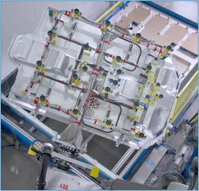 Zusätzlich erfordert die Herstellung von thermoplastischen Verbundwerkstoffen in der Regel weniger Energie als die Produktion von Stahl oder Aluminium. In Kombination mit einem geringen Gewicht trägt dies dazu bei, die gesamten CO₂-Emissionen zu reduzieren – sowohl in der Produktion als auch im Fahrbetrieb.(Bild:  Röchling Automotive)