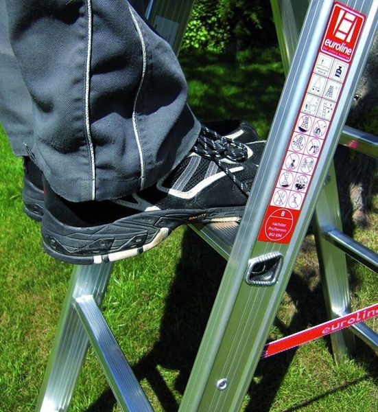 Euroline nutzt Trapezsprossen: Diese sind leicht gewinkelt in die Holme eingebaut, so dass durch das Aufstellen der Leiter eine waagerechte Trittfläche entsteht. (Bild: Euroline)