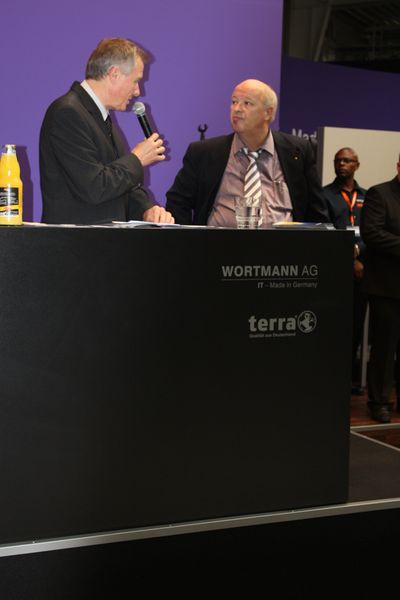 Bürgermeister Wilhelm Henke gratuliert Siegbert Wortmann. (Archiv: Vogel Business Media)