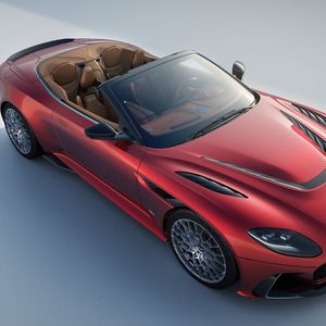 Ein 566 kW/770 PS starker V12-Motor ermöglicht den Sprint auf 100 km/h in 3,6 Sekunden.(Bild:  Aston Martin)