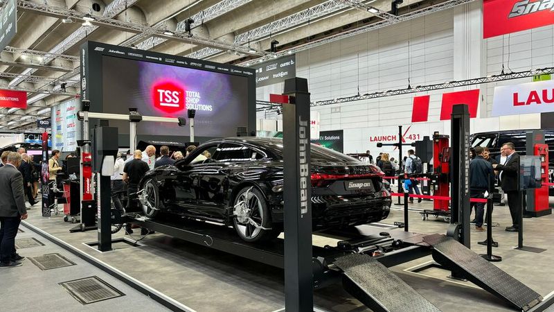 Bei nahezu allen großen Werkstattausrüstern nahm die Kalibrierung von Fahrerassistenzsystemen einen großen Bereich des Messeauftritts ein. (Bild: Schreiner – VCG)