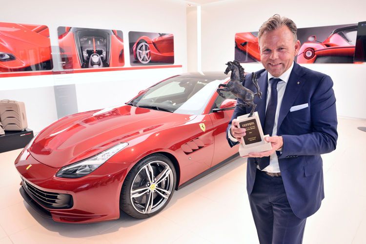 Geschäftsführer Klaus Kordt freut sich sichtlich auf das neue Modell. (Foto: Maranello Motors)