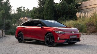 Dynamisch: Die GXT-spezifischen Designmerkmale stehen der ID 7Limousine richtig gut. (Bild: VW)