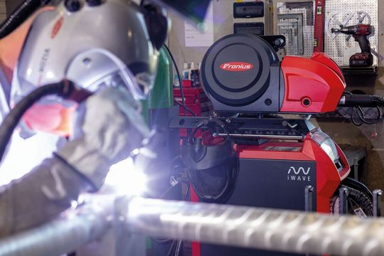 Beim österreichischen Lohnfertiger Ferrum.at suchte man eine zeitsparende Möglichkeit für das MIG/MAG- und WIG-Schweißen. Ein smartes Multifunktionsschweißgerät musste her. Fündig wurden die Spezialisten bei der i-Wave von Fronius. Hier zu sehen, beim WIG-Schweißen.(Bild:  Fronius)