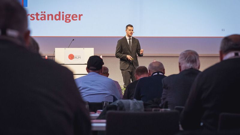 Das ersatzfähige Kfz-Sachverständigenhonorar war das Thema von Jonas Hensinger, wissenschaftlicher Mitarbeiter am Bundesgerichtshof (BGH). (Bild: Stefan Bausewein)