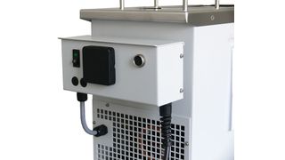 Umweltfreundliche Kältemittel und die Auslagerung der Elektronik auf die Geräterückseite erhöhen die Sicherheit.  (Bild: Julabo)