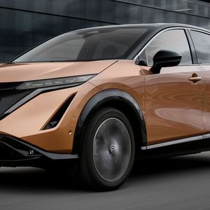 Die Einstiegsversion hat 160 kW/218 PS Leistung und eine 63 kWh große Batterie, ausreichend für eine Reichweite von 403 Kilometern.(Bild:  Victor Henao/Nissan)