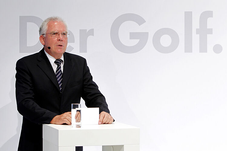 Ulrich Hackenberg, Volkswagen-Entwicklungsvorstand, bei der Präsentation der ersten Details zum Golf VII. Ab November 2012 steht der Neue bei den Händlern. (Volkswagen)