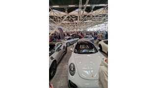 Ohne Hallenplan ist man bei der Auto e Moto d'Epocha sozusagen aufgeschmissen, denn man verliert ganz einfach den Überblick. Zur besseren Orientierung hat der Veranstalter seine Messe in vier farblich abgesetzte Themenblöcke aufgeteilt. (Bild: Dominsky – VCG)