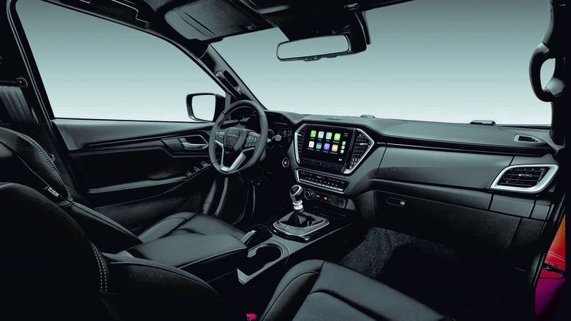 In der Top-Ausstattung V-Cross erwartet die Kunden ein 9-Zoll-Infotainment-System sowie acht Lautsprecher und ein aufwendig gestaltetes Interieur in pianoschwarz mit Lederakzenten.  (Isuzu)