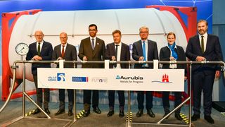 Die erste Ammoniaktestlieferung aus den Vereinigten Arabischen Emiraten in Hamburg sichert den Weg in das Wasserstoffzeitalter! Von links: Michael Westhagemann, Dr. Peter Tschentscher, Dr. Sultan Ahmed Al Jaber, Dr. Robert Habeck, Roland Harings, Patrizia Schwalbe und Torben Seebold. (Bild: HHLA)