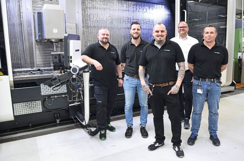 Das Team rund um die Entwicklung und Inbetriebnahme des Spannkonzepts: Eugen Müller, CNC-Fräser/Syntegon, Harald Brunner, Teamleiter NC-Programmierung/Syntegon, Bruno Stark, Technologieexperte/Syntegon, Frank Scheurer, Vertriebstechniker bei Gressel, und Klaus Brenner, Produktionsleiter Crailsheim/Syntegon (von links). (Bild: Gressel)