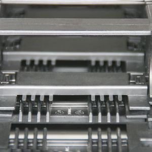 Die speziellen, kammartigen Öffnungsstege haben größere Gleitflächen, was die Lebensdauer des Energiekettensystems noch weiter erhöht.