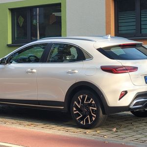 Es ist also allein eine Frage des Geschmacks. Und da hat Kia ganz offensichtlich den des Publikums getroffen, denn der X-Ceed entwickelte sich nach dem Start schnell zum Kundenliebling innerhalb der Ceed-Baureihe. (Bild:  Wehner - Vogel Communications Group)