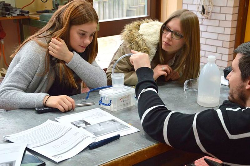 Schüler*innen experimentieren beim Schulbesuch zum Thema Erneuerbare Energien. (Bild: Natalie Dees (IJF))