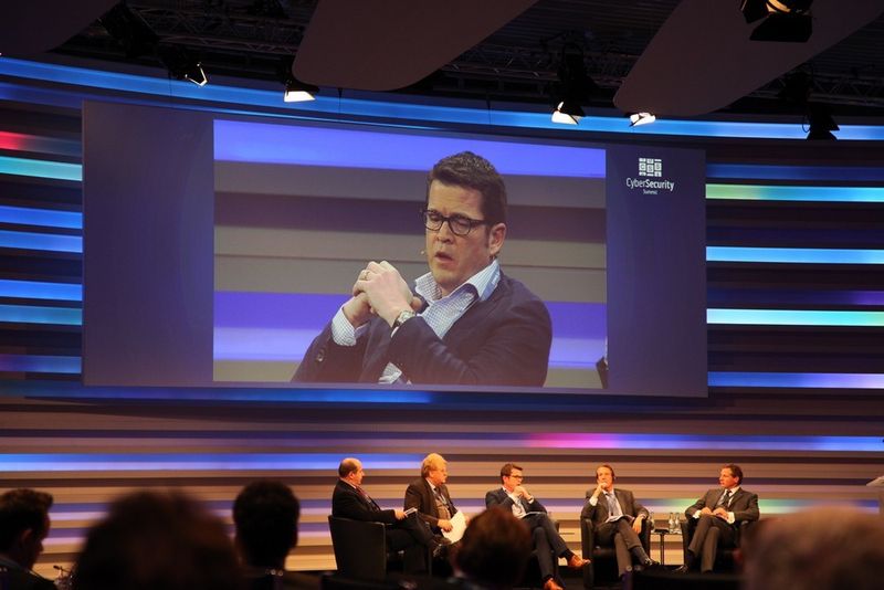 Als Berater der EU-Kommision „Digitale Agenda“ konnte auch Karl-Theodor zu Guttenberg zur Diskussion beitragen. (Bild: Bernd Schöne)