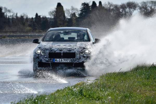 In Verbindung mit Verstrebungen, um die Torsionssteifigkeit der Karosserie zu erhöhen, ermöglicht das neue Modell laut BMW „ein völlig neues Fahrgefühl“. (BMW)