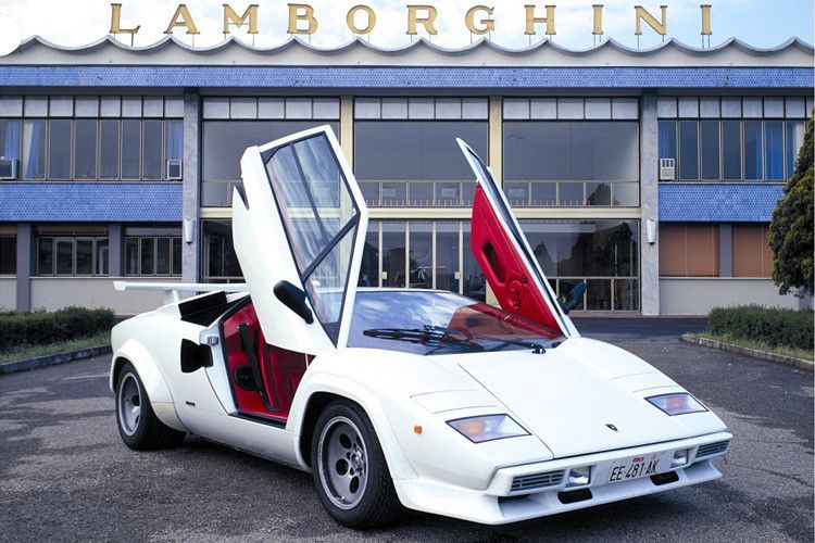 Der Lamborghini Countach s quattrovalvole bot mit 355 kW/455 PS exakt fünf PS mehr auf, als ... (Foto: Lamborghini)