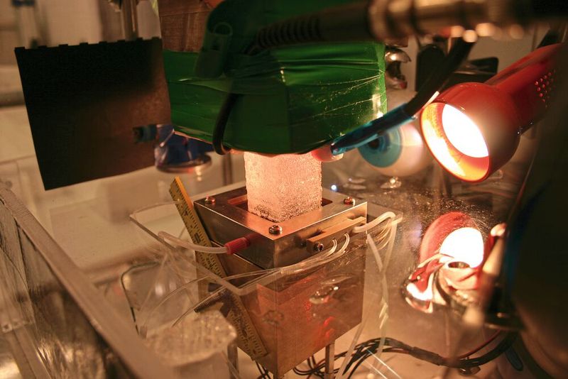 Hochauflösende Echtzeit-Analyse der monatlichen Schwefelkonzentrationen eines grönländischen Eisbohrkerns im -20°C kalten Kühlraum des UltraTrace Chemistry Laboratory des Desert Research Institute, Reno, NV, USA.  (Bild: © Joseph McConnell, Desert Research Institute)