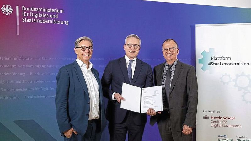 Bundesdigitalminister Dr. Karsten Wildberger (Mitte) hat am 6. Juli den Förderbescheid an die Hertie School übergeben. Prof. Dr. Gerhard Hammerschmid (l.) ist der wissenschaftliche Direktor, Martin Klingst (r.) der Geschäftsführer der Plattform #Staatsmodernisierung.(Bild:  Hertie School / © Sebastian Pfütze)