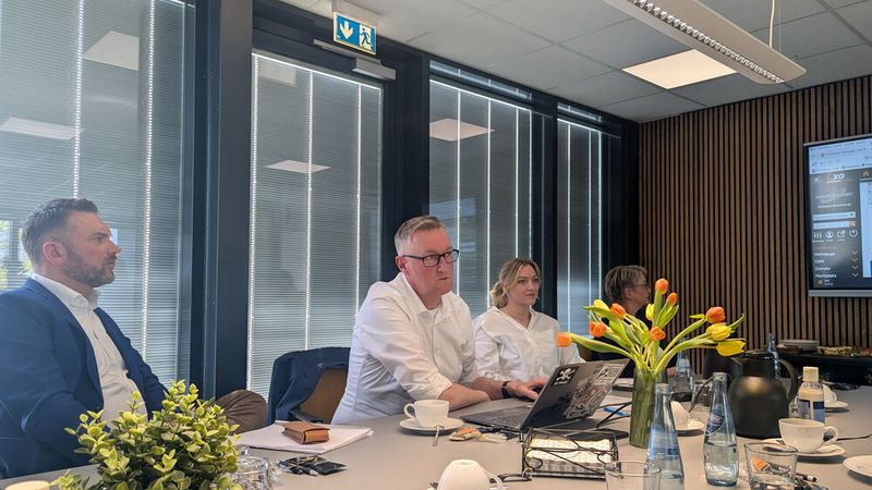 Geschäftsführer Christian Brunkhorst (Mitte) präsentierte der Jury des Automotive Business Awards die Entwicklung seines Unternehmens und der RDB-Börse, einer B2B-Plattform, die der Händler über die letzten zehn Jahre aufgebaut hat. (Bild: Simon – VCG)