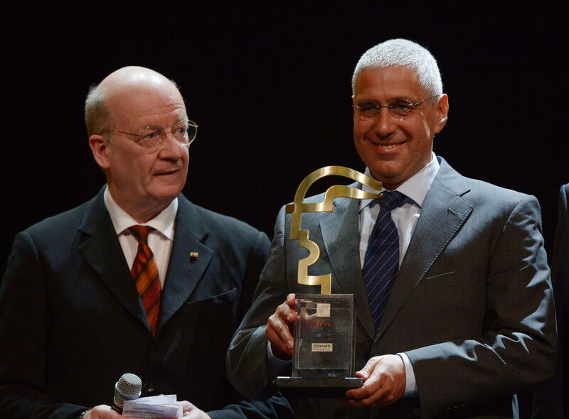Hermes Award 2013 – Gewinner Firma Bosch Rexroth, Dr.-Ing. Karl Tragl und Prof. Dr. Wolfgang Wahlster, Vorsitzender der Award-Jury. (Deutsche Messe)