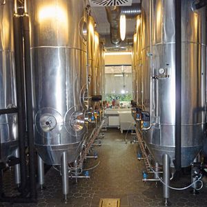 Um zu verhindern, dass glykolbasierte Kältemittel bei der Gärtankkühlung zu Fehlschaltungen führen, hat Bürkert bei der Versuchs- und Lehranstalt für Brauerei in Berlin (VLB) neue Element-Prozessventile (Typ 8801) eingesetzt.(Bild:  Bürkert Fluid Control Systems)