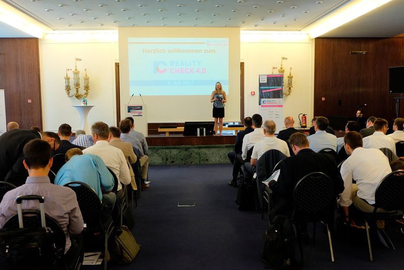 Julia Moßner (Chief Product Officer, Industry of Things) eröffnete den Reality Check 4.0 und begrüßte die Teilnehmer.  (Schreier)