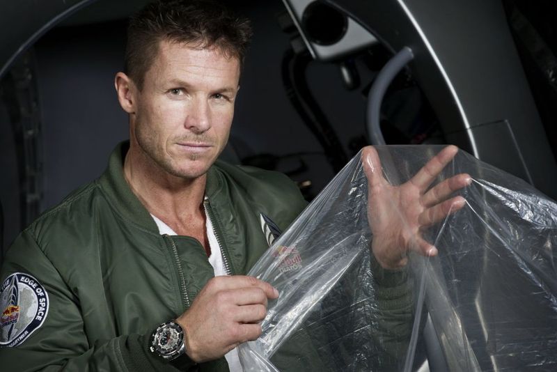 Baumgartner mit der extrem dünnen Hülle des Heliumballons, der ihn in 26 Kilometer Höhe tragen soll ( Red Bull/Stratos)