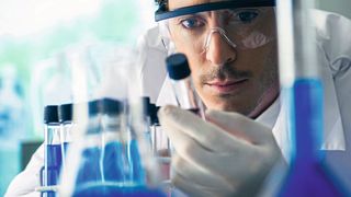 Abb.1: Labore, Reinräume und Produktionsgebäude in der Life-Science-Industrie werden zunehmend smart. (Bild: Siemens AG)