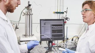 Das am KIT entwickelte Verfahren kombiniert die Vorteile der Bindung von Mikroschadstoffen mit Aktivkohle mit denen der Ultrafiltration. (Sandra Göttisheim, KIT)