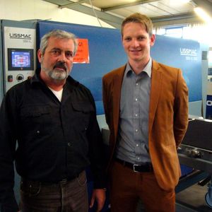 Von links: Egon Ballweg und Lissmac-Marketingleiter Sebastian Häfele bei der Inaugenscheinnahme der erfolgreich installierten Systeme.