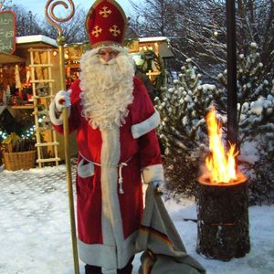 Auch der Heilige Nikolaus war zu Gast auf dem Weihnachstmarkt von PiE.