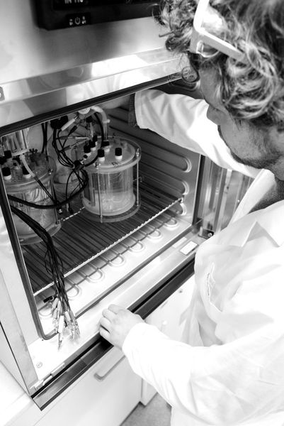 Der Biologe Johannes Eberhard Reiner vom KIT zeigt die Reaktoren zur mikrobiellen Elektrosynthese. (Constanze Zacharias)