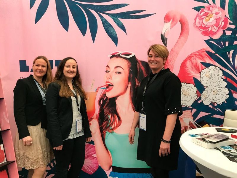 LAUT steht für außergewöhnliche Handyaccessoires: (v. l.) Hannah Lamotte und Sarah Böttcher (IT-BUSINESS) mit Maike Burghardt (LAUT) (Herweck / IT-BUSINESS)