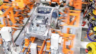 Mit deutlich über 90 % ist der Automatisierungsgrad im Karosserierohbau am höchsten. Aber die Automobilhersteller wollen Roboter auch vermehrt in anderen Bereichen einsetzen. (Bild: Audi)