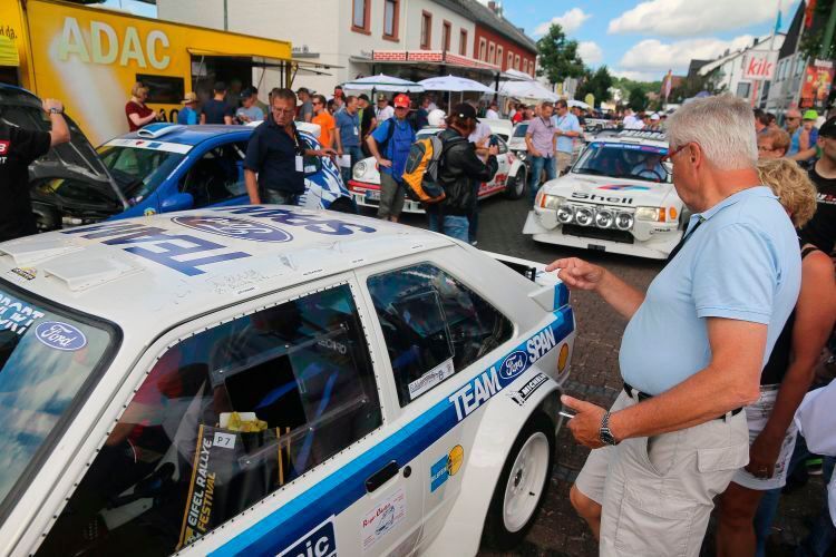 Zwischen der Rallye Arena 1 und 2 im Zentrum von Daun befindet sich im Rahmen der Eifel Rallye Classic die sogenannte Rallyemeile. Hier kommen Fans den Boliden und ihren Fahrern wie Beifahrern ganz nahe. (ERF)