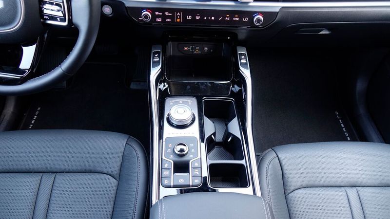 Trotz touchlastiger Bedienung gibt es bei Kia allgemein und vor allem beim etwas traditionelleren Sorento noch zahlreiche haptische Bedienelemente, die den Umgang mit den zahlreichen Fahrzeugfunktionen deutlich erleichtern. (Bild: Rosenow – VCG)
