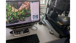 Mikroskopie-Demo in der LABORPRAXIS-Redaktion. Keyence war bei der Vogel Communications Group in Würzburg zu Besuch und hat gleich ein komplettes Digitalmikroskop samt Bildschirm mitgebracht. In so einem Termin kann man gemeinsam die Funktionen des Gerätes testen und direkt erste eigene Proben untersuchen. Hier liegt beispielsweise ein Bismut-Kristall auf dem Probentisch. (Bild: VCG – Lüttmann)